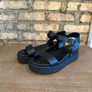 MIA Kayci Platform Sandal Black